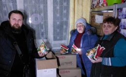 Cолодкі новорічні подарунки для Київської школи-інтернату #8 від храму Всіх Святих
